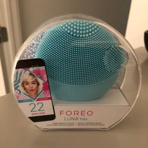 Baby blue LUNA fofo FOREO cleansing brush